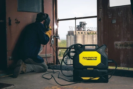Źródło prądu ESAB RENEGADE VOLT ES 200i z akumulatorem, uchwytem i przewodami