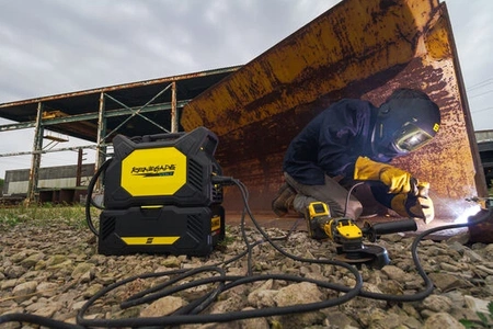 Źródło prądu ESAB RENEGADE VOLT ES 200i z akumulatorem, uchwytem i przewodami